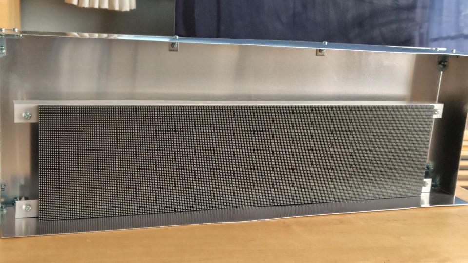 アルミ板を切り出して箱型にした様子です